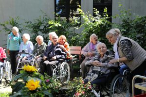 Anpflanzen im Sinnesgarten Gerricusstift