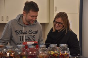 Jugendreferentin Leona Effertz mit einem Betreuer des Schülercafés Aloys (Foto: Annette Schüller)