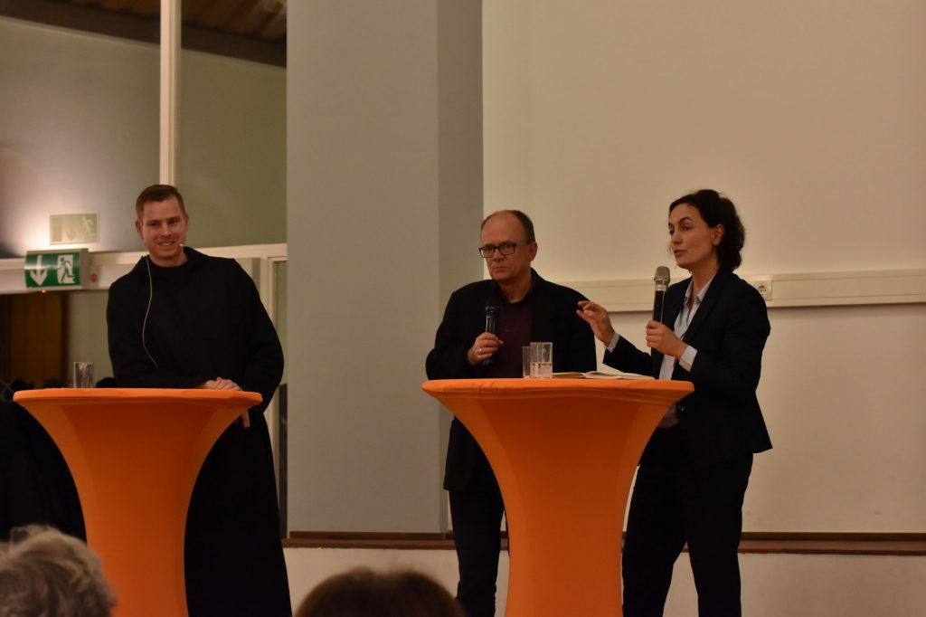 Pater Philipp Meyer und Maria Mesrian traten in den Dialog mit dem Publikum, moderiert von Pfarrer Dr. Wolfgang Reuter (rechts).